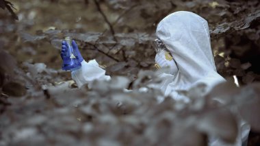 Çevre bilimci sıvı örneğini inceliyor. Yasak bölge doğa, felaket.