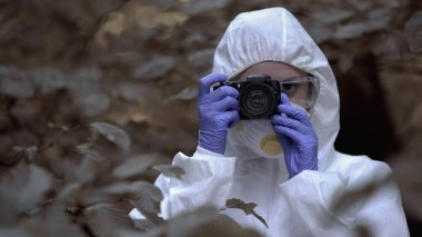 Araştırmacılar enfeksiyon kapmış bölgelerdeki bitkilerin fotoğraflarını çekiyor.