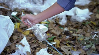 Kadın eli buruşmuş plastik şişe, atık madde, kirlilik azalması, ekoloji