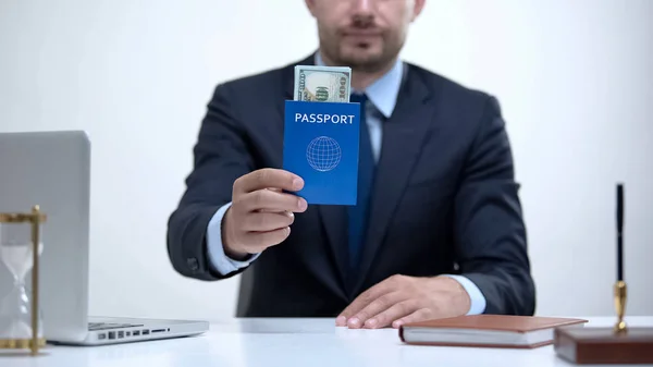 Oficer Imigracyjny Posiadający Paszport Dolarem Płatność Usługi Legitymacji — Zdjęcie stockowe