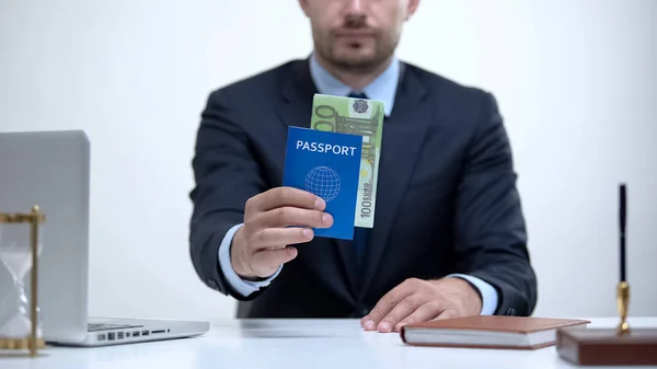 Oficer Posiadający Paszport Euro Płatność Usługi Legitymacji Migracja — Zdjęcie stockowe
