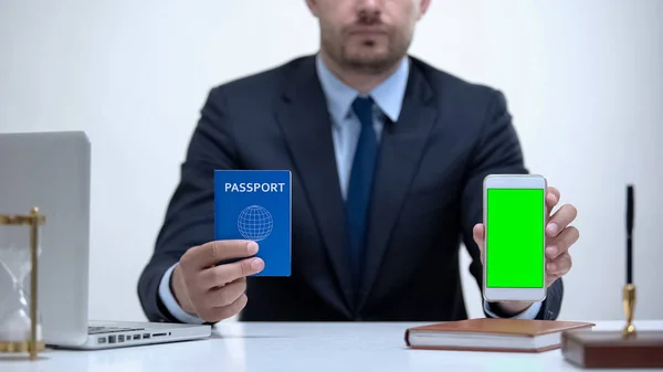 Tjenestemann Som Viser Pass Mobiltelefon Påmelding Nett Kort – stockfoto