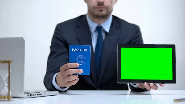 Agente Migratorio Possesso Passaporto Tablet Domanda Visto Turistico Online — Foto Stock