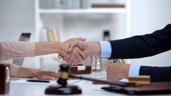 Kadın Avukatla Tokalaşıyor Başarılı Bir Anlaşma Avukat Servisi Reklamı — Stok fotoğraf