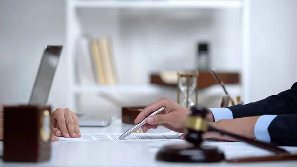 Abogado Mostrando Mujer Donde Firmar Documento Divorcio Consulta Legal —  Fotos de Stock