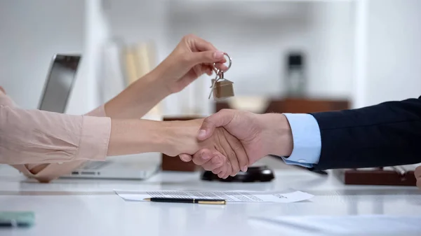 Mujer Estrechando Mano Con Abogado Sosteniendo Las Llaves Casa Compra —  Fotos de Stock