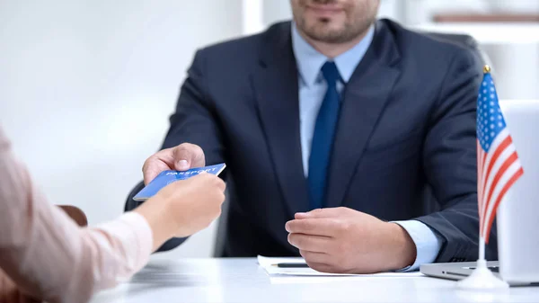 Amerikaanse Consulaire Officier Die Paspoort Geeft Aan Vrouwelijke Immigranten Vluchteling — Stockfoto