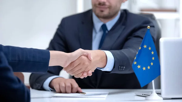 Politikeren Signerer Sanksjonering Oppsigelse Gratulerer Partner – stockfoto