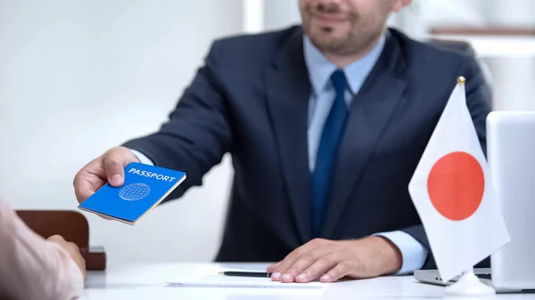 Japanischer Konsularbeamter Gibt Jungen Frau Pass Studentenvisum Genehmigt — Stockfoto