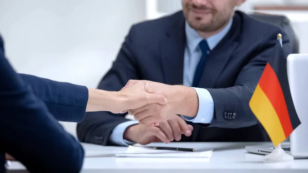 Duitse Baas Ondertekening Arbeidsovereenkomst Met Immigrant Werknemer Schudden Hand — Stockfoto