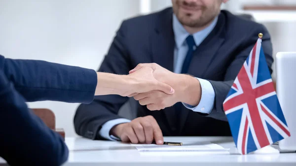 Brytyjski Biznesmen Podpisujący Kontrakt Partnerem Międzynarodowym Potrząsając Ręką — Zdjęcie stockowe