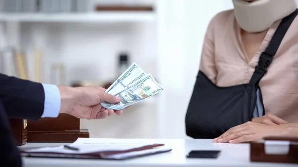 Verzekeringsagent Die Dollar Betaling Geeft Aan Vrouw Met Gebroken Hand — Stockfoto