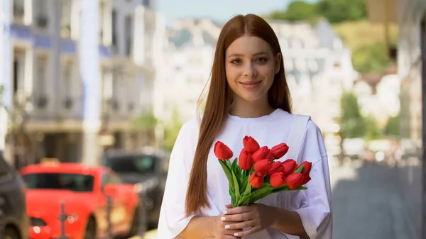 Feliz Adolescente Pelirroja Chica Sosteniendo Tulipanes Ramo Sonriendo Cámara Regalo — Foto de Stock