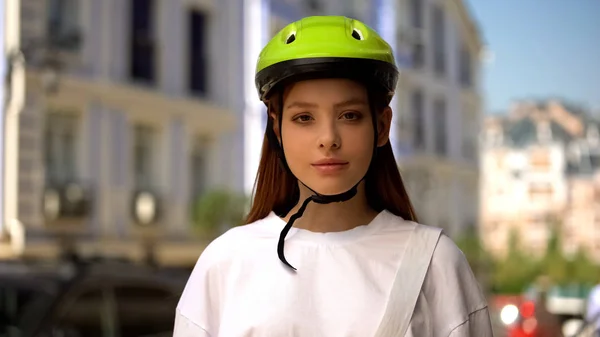 Teenager Mädchen Mit Schutzhelm Blickt Auf Kamera Aktiven Lebensstil Radfahrer — Stockfoto