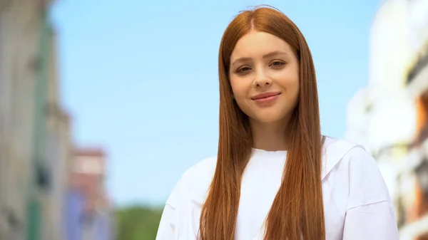 Menina Ruiva Saudável Bonita Sorrindo Para Câmera Juventude Feliz Positividade — Fotografia de Stock