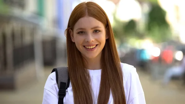 Charmig Kvinnlig Student Tittar Kameran Reklam För Utbildningskurser — Stockfoto