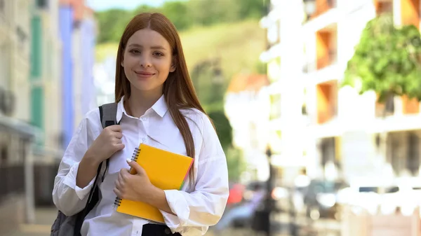 Mujer Joven Pelirroja Con Mochila Sosteniendo Libros Vida Estudiantil Educación —  Fotos de Stock