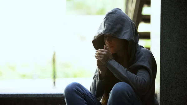 Cigarro Iluminação Feminino Triste Sentado Sozinho Nas Escadas Problemas Idade — Fotografia de Stock