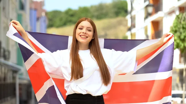 Jovem Feliz Agitando Bandeira Britânica Sorrindo Câmera Patriotismo Fest — Fotografia de Stock