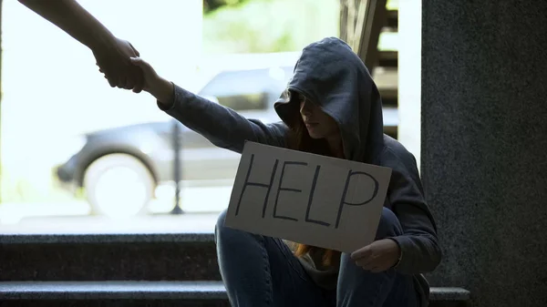 Triste Adolescente Menina Com Capuz Segurando Sinal Ajuda Rua Homem — Fotografia de Stock