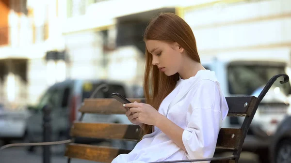 Sério Adolescente Menina Rolando Smartphone Durante Descanso Banco Vício Gadget — Fotografia de Stock