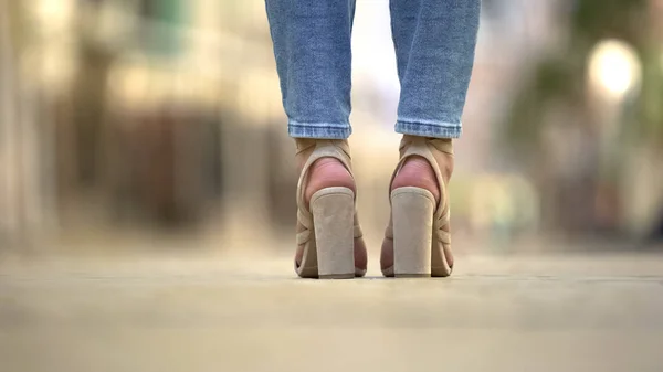 Femme Mode Dans Des Sandales Élégantes Cuir Talons Hauts Debout — Photo