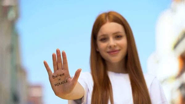 Geloof Wonderfrase Geschreven Jonge Vrouwelijke Palm Hoop Motivatie — Stockfoto