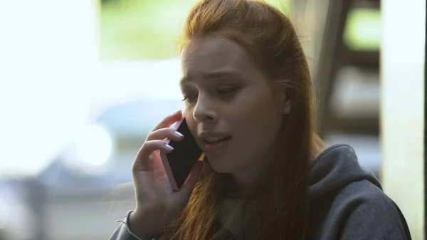 Mujer Joven Pelirroja Llorando Hablando Por Teléfono Inteligente Necesita Ayuda —  Fotos de Stock