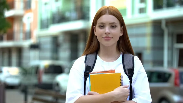 Bella Studentessa Universitaria Con Zaino Possesso Copybook Nella Grande Città — Foto Stock