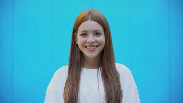 Menina Ruiva Bonita Sorrindo Contra Fundo Azul Estilo Vida Saudável — Fotografia de Stock