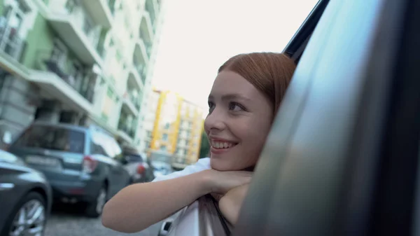 Счастливая Девушка Смотрит Окно Наслаждаясь Городом Путешествуя Машине — стоковое фото