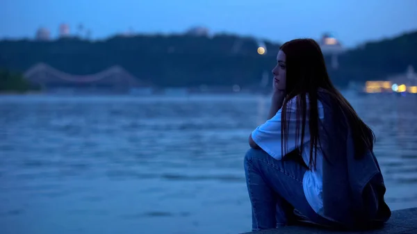 Menina Perturbada Sentado Dique Rio Desfrutando Água Calma Fresco Noite — Fotografia de Stock