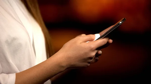 Frau Benutzt Smartphone Bestellt Und Bezahlt Taxi Durch Spezielle Anwendung — Stockfoto