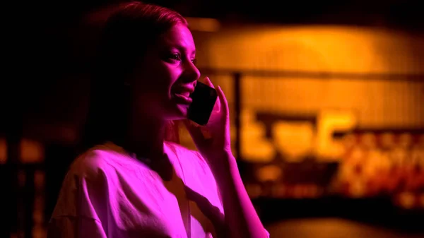Menina Passar Tempo Noite Clube Falando Telefone Com Namorado Entretenimento — Fotografia de Stock