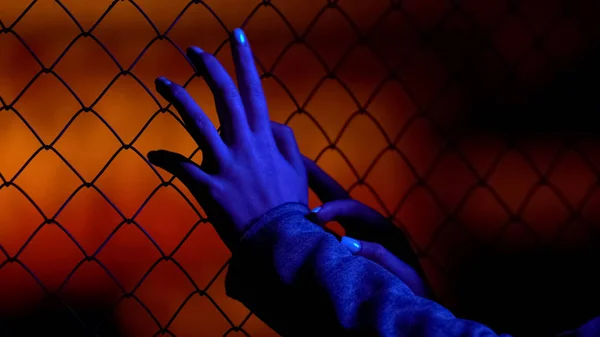 Γυναικεία Χέρια Αγγίζουν Συρματόπλεγμα Γυναίκα Προσπαθεί Ξεφύγει Από Μανιακό Έγκλημα — Φωτογραφία Αρχείου