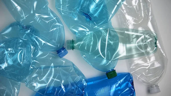 Bottiglie Plastica Usate Che Giacciono Sfondo Chiaro Smaltimento Pericoloso Riciclaggio — Foto Stock
