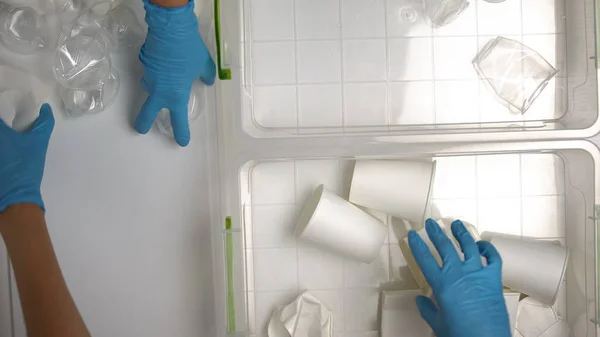 Trabajadores Guantes Clasificando Papel Cartón Vasos Desechables Línea Reciclaje —  Fotos de Stock