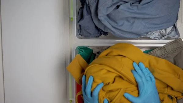 Vapaaehtoinen Kädet Jakamalla Denim Tekstiili Vaatteet Jätteiden Lajittelu Linja Uudelleenkäyttö — kuvapankkivalokuva