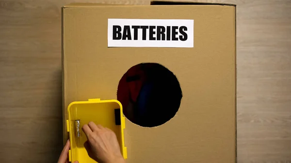 女性将废旧电池扔进回收箱 重金属处理 — 图库照片