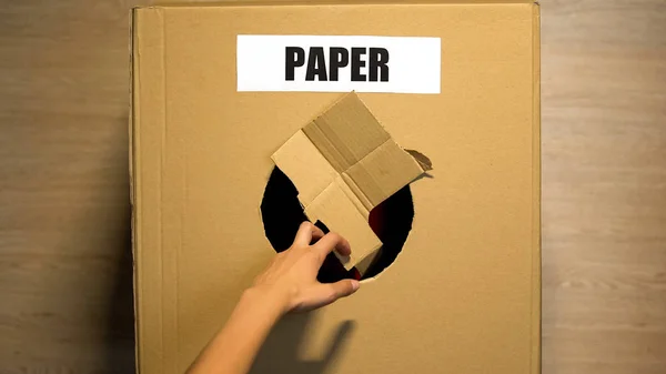 Henkilö Joka Laittaa Paperiromua Laatikkokokoelmaan Selluloosajätettä Uudelleenkäytettäviä Materiaaleja — kuvapankkivalokuva