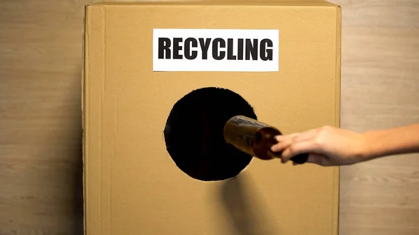Reciclagem Palavra Escrita Caixa Papelão Pessoas Mãos Jogando Lixo Reutilizável — Fotografia de Stock