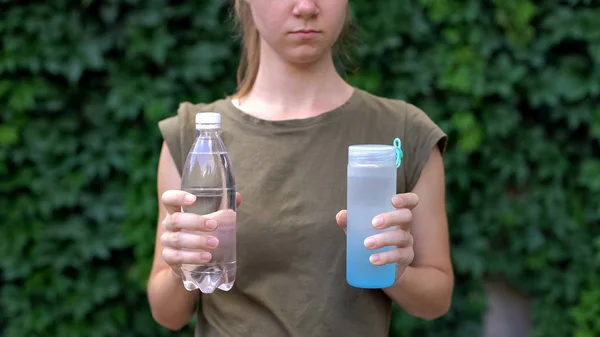 Дама Вибирає Між Багаторазовою Пластиковою Пляшкою Звичайною Запобігаючи Забрудненню — стокове фото