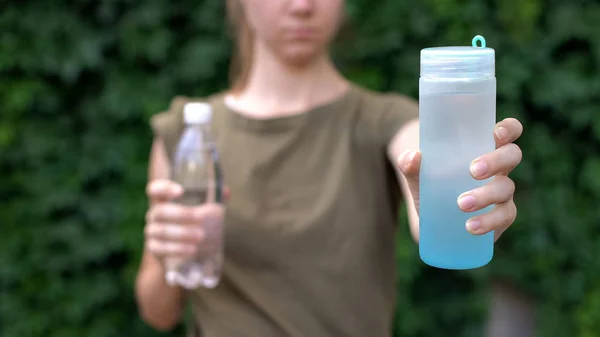 Kobieta Wybiera Plastikową Butelkę Wielokrotnego Użytku Zamiast Zwykłej Odpowiedzialność — Zdjęcie stockowe