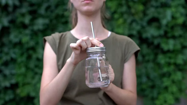 Mulher Bebendo Água Caneca Vidro Escolhendo Materiais Seguros Reutilizáveis Ecologia — Fotografia de Stock