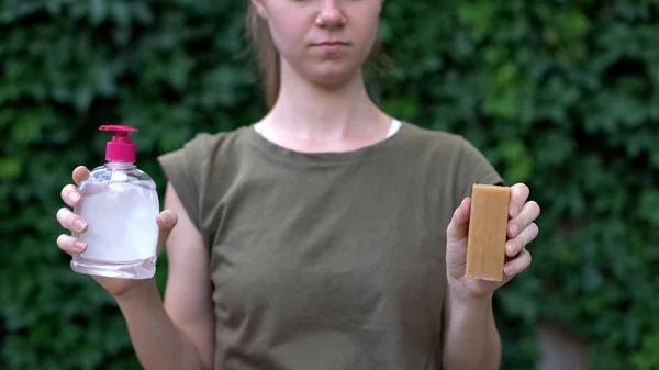 Signora Scelta Tra Detersivo Chimico Sapone Bucato Responsabilità — Foto Stock