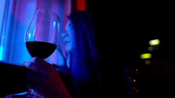 酔った女性はバルコニーでワインのグラスで眠りに落ちる アルコール中毒 — ストック写真