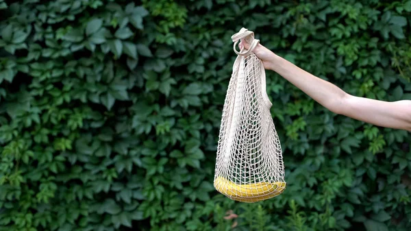 Hand Visar Banan Virkad Påse Minska Användningen Plastpåsar Återanvända — Stockfoto