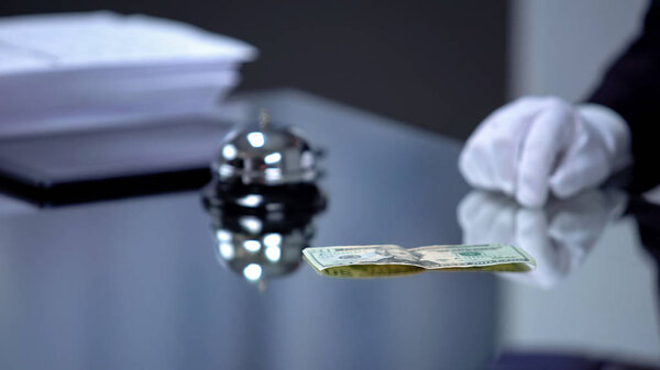 Банкнота на доллар, лежащая у входа в гостиницу секретарша, взятка за раскрытие секретов
