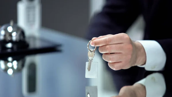 Lavoratore Alla Reception Dando Chiave Dalla Camera Check Hotel Lusso — Foto Stock