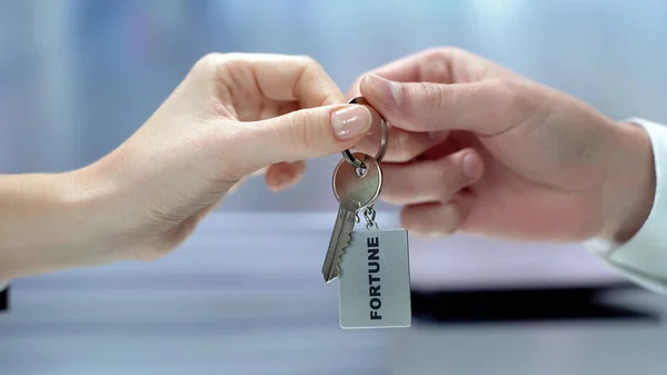 Hand Gibt Schlüssel Zum Glück Geheimnis Der Geldbeschaffung Erfolgreiches Geschäft — Stockfoto